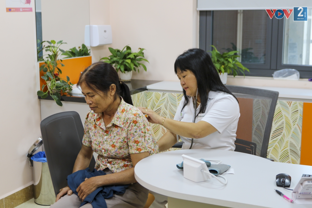 Với khung thời gian khám bệnh rộng từ 6h-21h ( từ thứ 2 đến thứ 6) và từ 7h30 - 16h30 (thứ 7 và Chủ nhật), người dân sẽ có nhiều lựa chọn và thuận tiện sắp xếp thời gian, công việc để đi khám bệnh hoặc đưa người thân đi khám.
