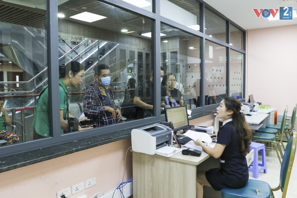 Bệnh viện cũng đã triển khai hệ thống đặt lịch khám qua nhiều phương tiện. Đến nay, trung bình mỗi ngày có 2.500 người dân đặt lịch hẹn khám tại Bệnh viện Bạch Mai.