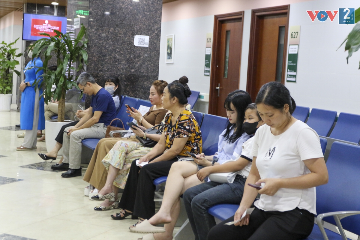 Ghi nhận của phóng viên VOV2, ngày đầu tiên triển khai khám bệnh ngoài giờ, số lượng người dân đến khám bệnh không quá đông. Các phòng khám, lấy mẫu xét nghiệm được bố trí cùng tòa nhà.