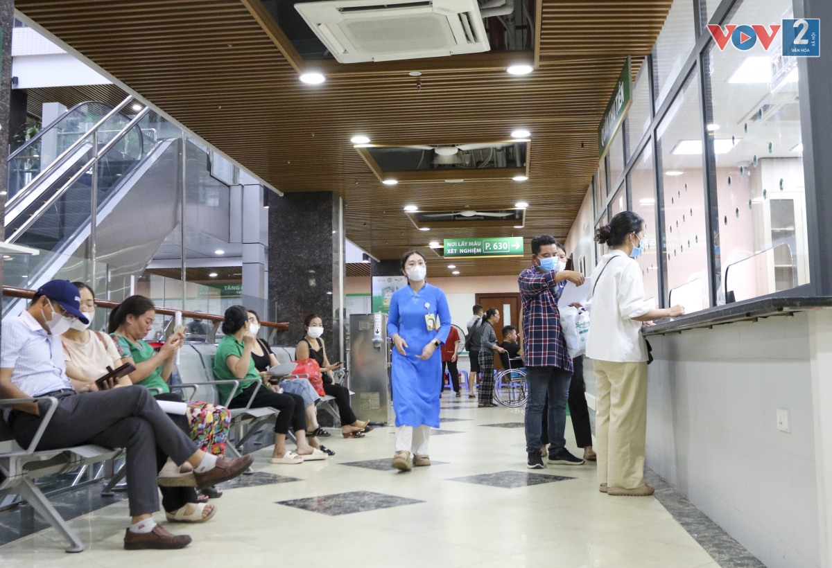 Về chi phí khám chữa bệnh, lãnh đạo bệnh viện cho hay đã gửi công văn lên Bộ Y tế đề xuất có thể khám chữa bệnh bảo hiểm y tế ngoài giờ. Người bệnh có thẻ hoặc có giấy chuyển tuyến được hưởng bảo hiểm y tế.