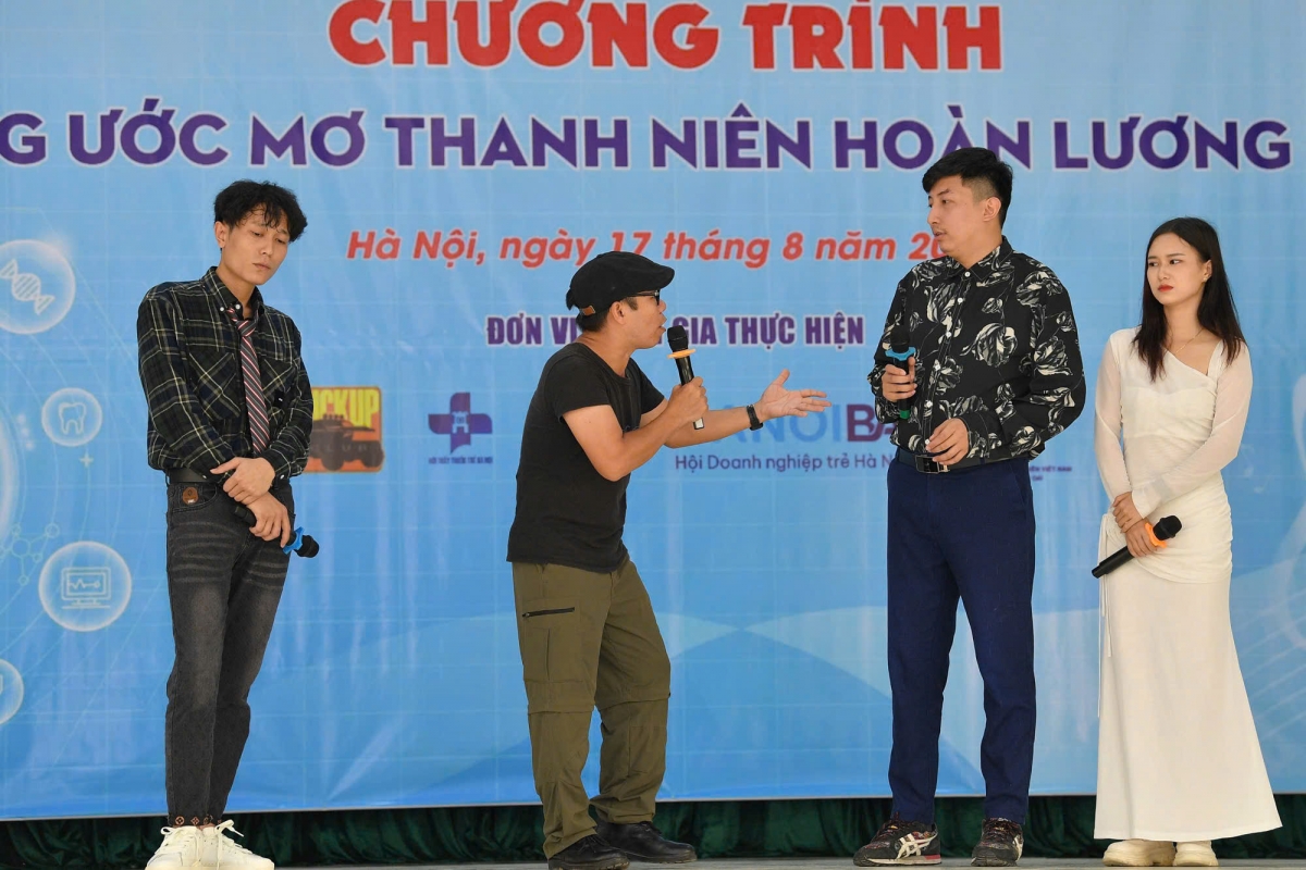 Các nghệ sĩ trình diễn tiểu phẩm tại chương trình Thắp sáng ước mơ thanh niên hoàn lương