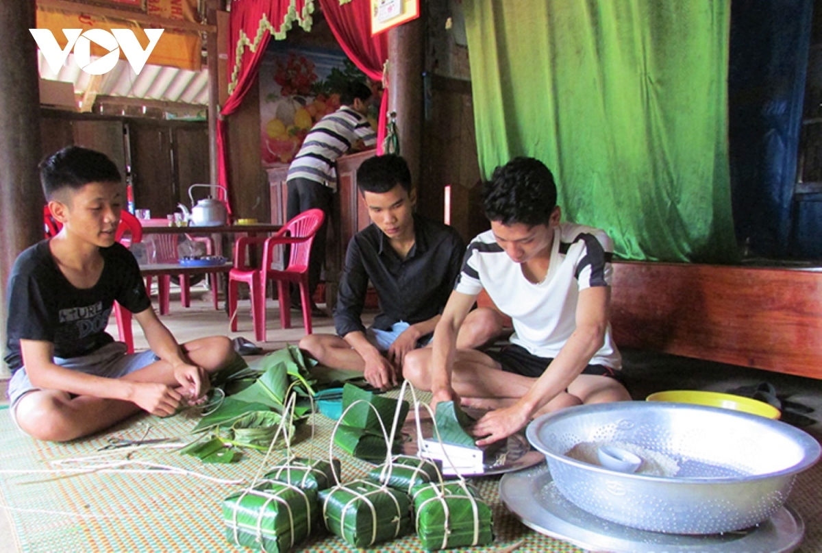 Người dân Minh Hóa gói bánh chưng ăn mừng Tết Độc lập