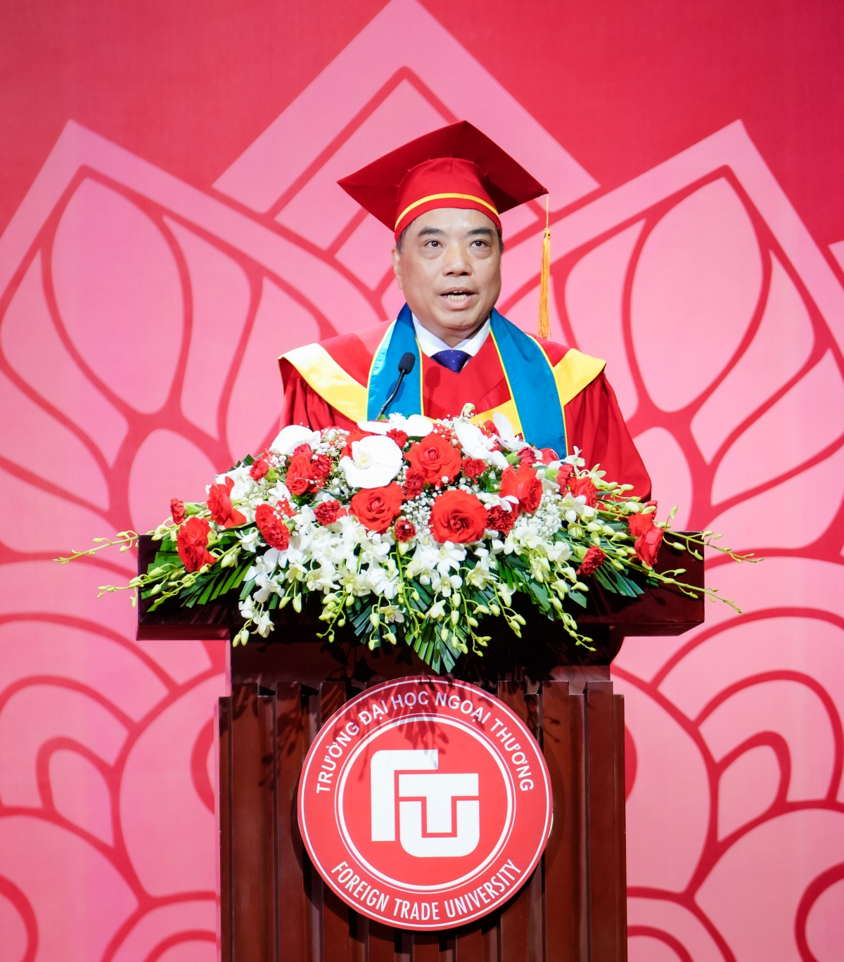 PGS, TS Bùi Anh Tuấn - Hiệu trưởng Trường Đại học Ngoại thương phát biểu tại Lễ trao bằng tốt nghiệp