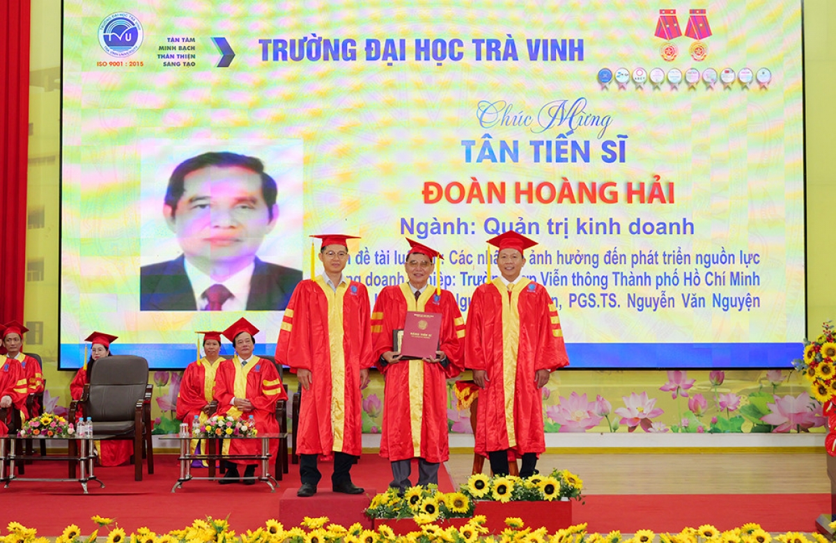 Ông Đoàn Hoàng Hải cùng các nghiên cứu sinh trong ngày nhận bằng tiến sĩ ngành Quản trị kinh doanh. Ảnh: Trường Đại học Trà Vinh