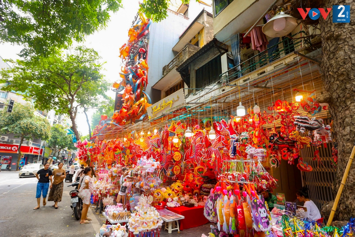 Mặc dù còn gần 1 tháng nữa mới đến Tết Trung thu, phố Hàng Mã những ngày này đã lung linh, rực rỡ ánh đèn với sắc màu của hàng nghìn loại đồ chơi Trung thu truyền thống phủ kín con phố.