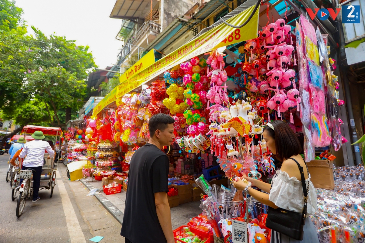 Những cửa hàng hai bên đường chật kín với các sản phẩm thủ công, mang đến cho người dân và du khách cơ hội tìm hiểu và cảm nhận sâu sắc hơn về văn hóa Hà Nội.