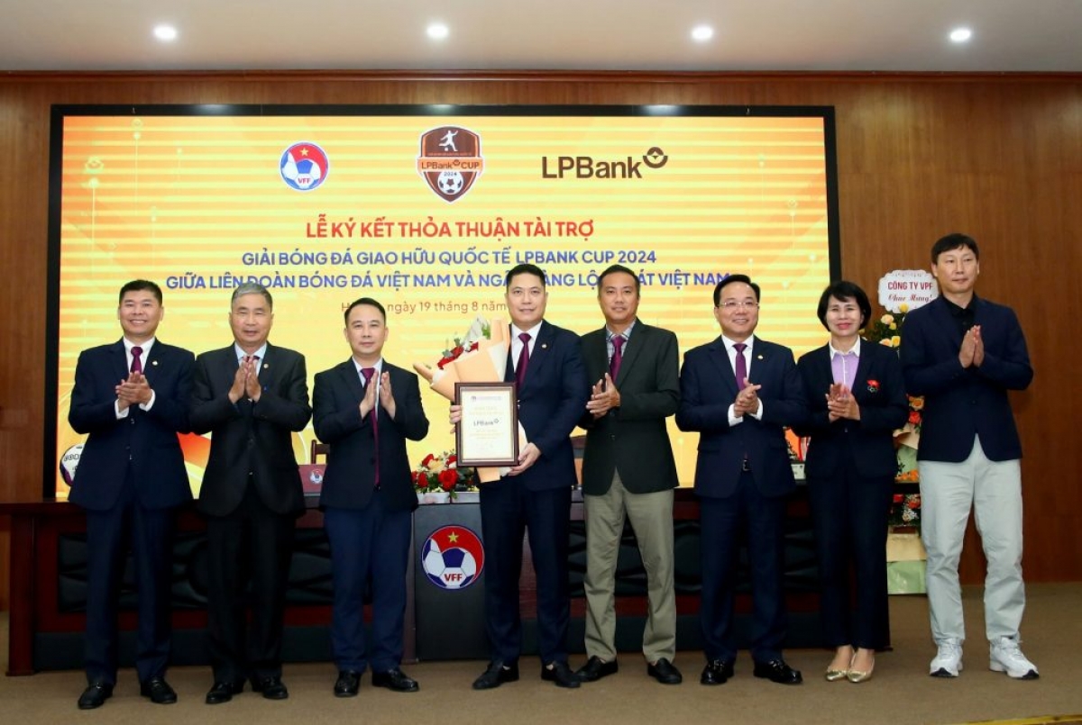 Lãnh đạo VFF trao hoa và danh vị Nhà tài trợ cho ông Nguyễn Văn Thùy – Phó Chủ tịch HĐQT LPBank