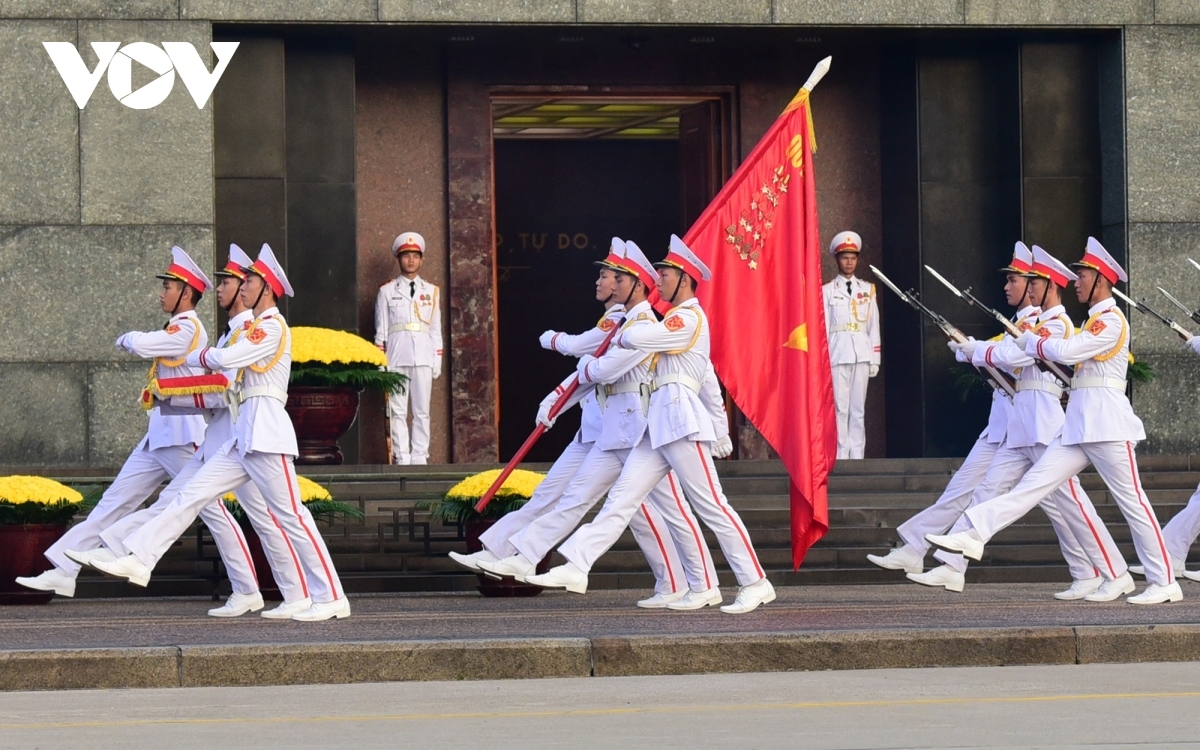 Sau khi thực hiện nghi lễ thượng cờ, đội tiêu binh diễu hành một vòng tại Quảng trường Ba Đình và đi qua cửa Lăng Chủ tịch Hồ Chí Minh.