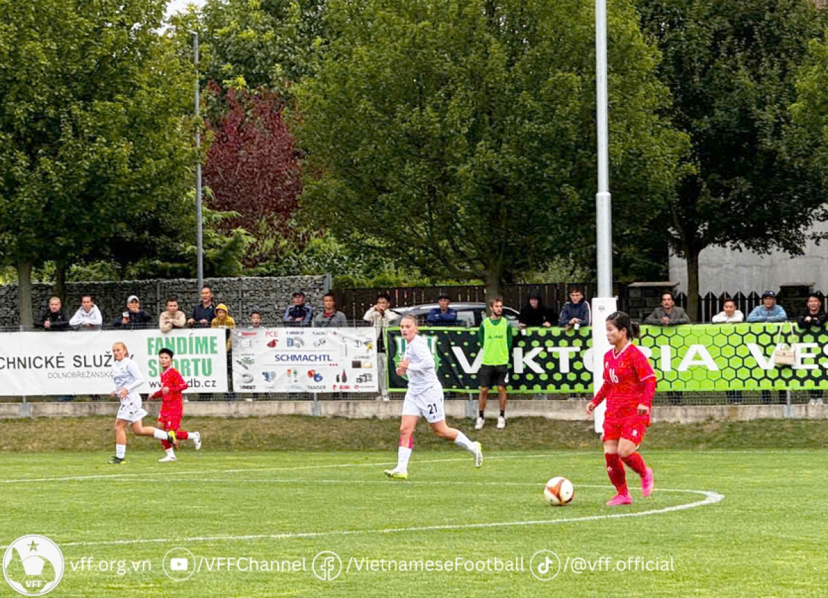 Các cầu thủ đội tuyển nữ Việt Nam tự tin chơi bóng trước các cô gái Viktoria Plzen