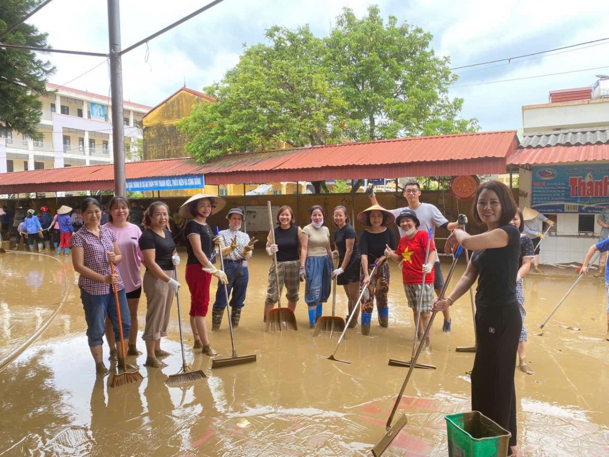 Giáo viên Trường THCS Túc Duyên (TP. Thái Nguyên) dọn dẹp vệ sinh khuôn viên trường học