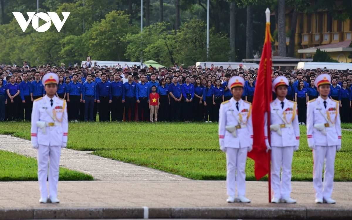 Hơn 20 năm nay, lễ thượng cờ được thực hiện buổi sáng hàng ngày tại Quảng trường Ba Đình và lễ hạ cờ buổi tối đã trở thành sự kiện được người dân, du khách chờ đợi.