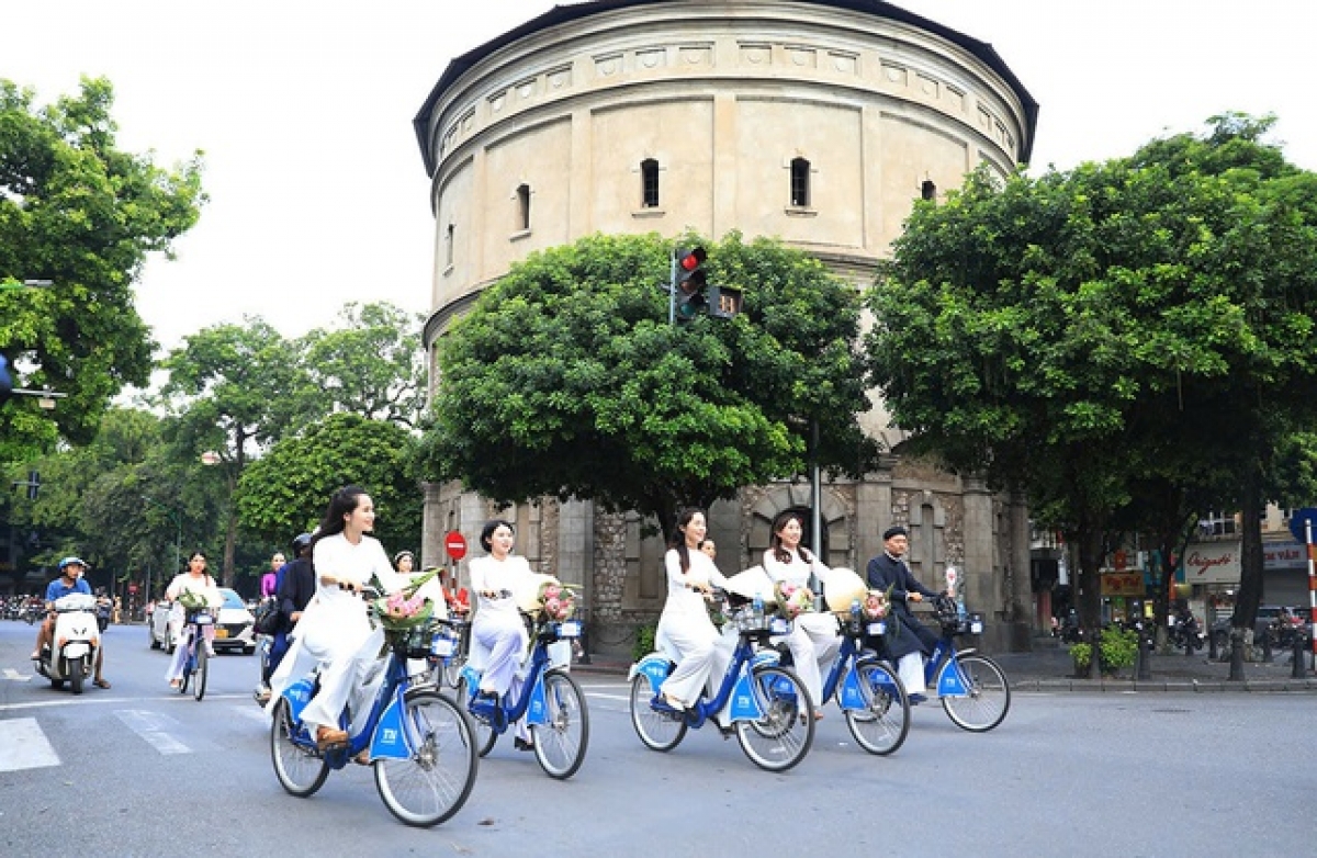 Đoàn diễu hành đi qua Tháp nước Hàng Đậu