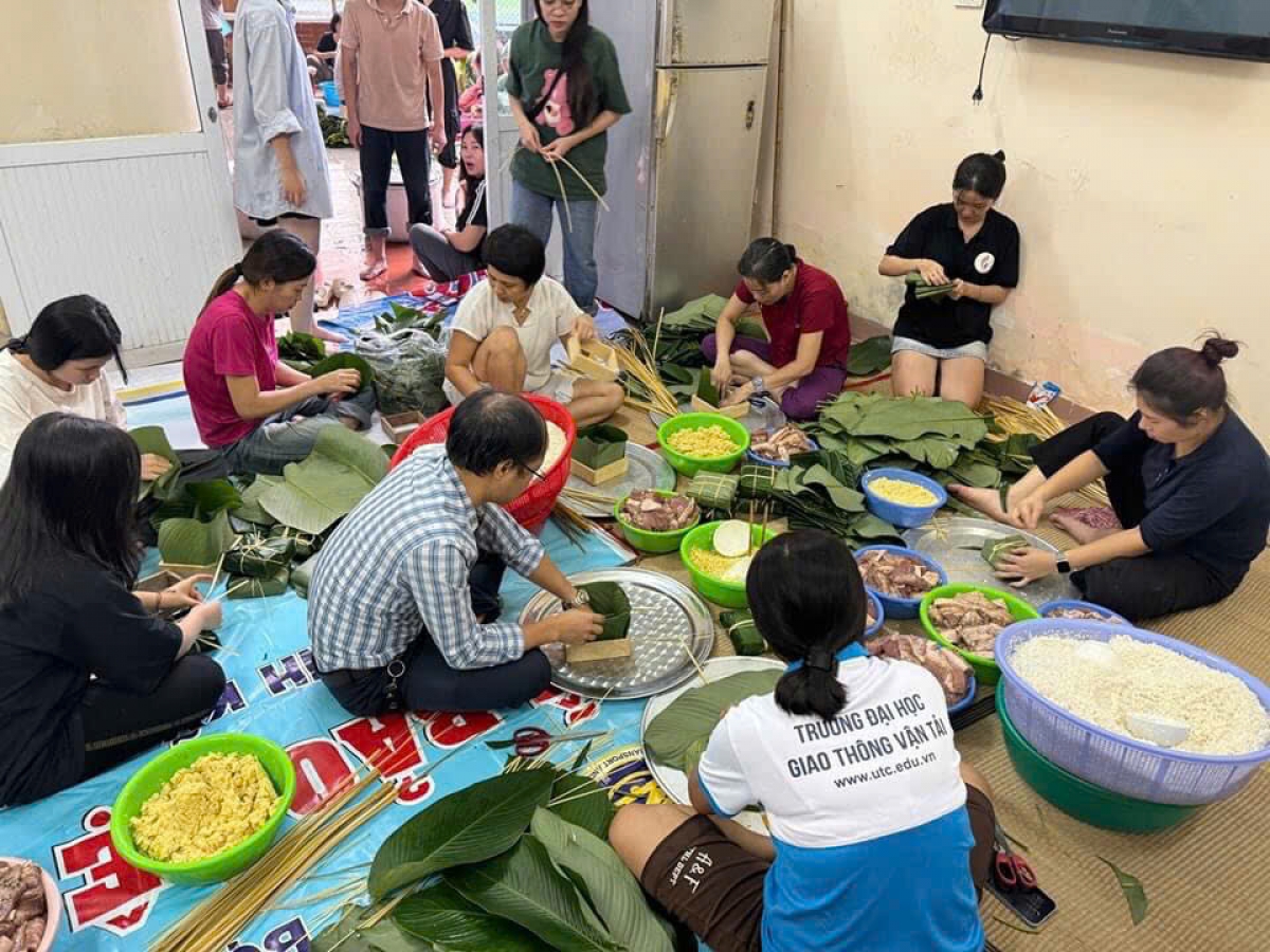 Thầy cô và sinh viên Trường Đại học Giao thông Vận tải gói 100 bánh chưng ủng hộ đồng bào vùng lũ