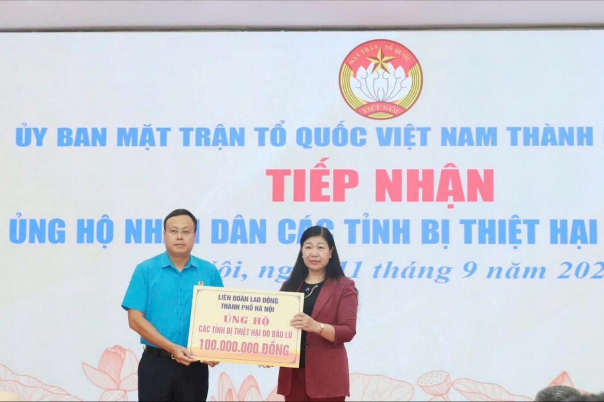 Chủ tịch LĐLĐ thành phố Hà Nội Phạm Quang Thanh thay mặt tổ chức công đoàn ủng hộ người dân bị thiệt hại do bão lũ