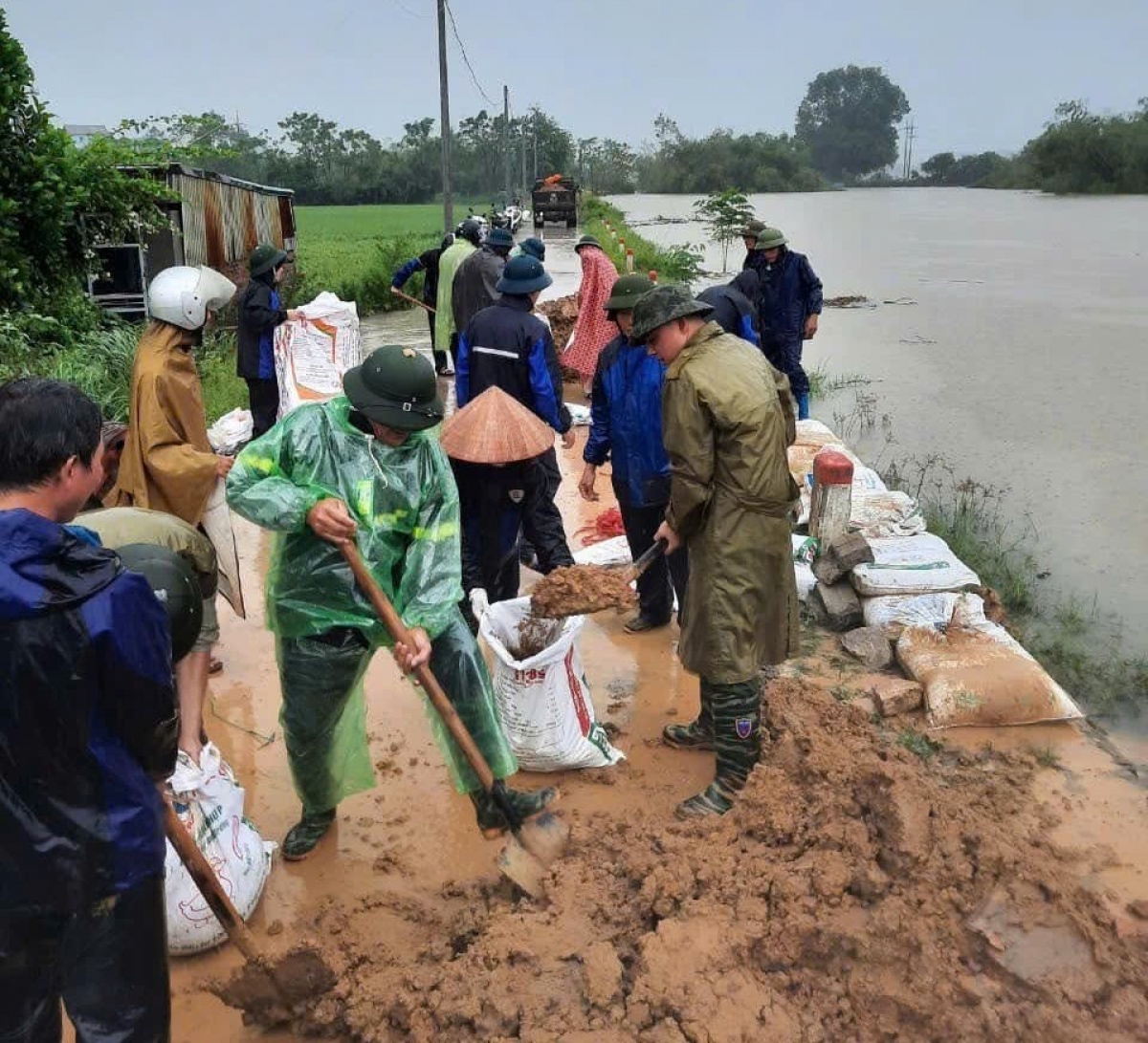 Đoàn viên Công đoàn Thạch Thất tập trung cùng các lực lượng ứng phó lũ lớn trên Sông Tích và các tuyến sông