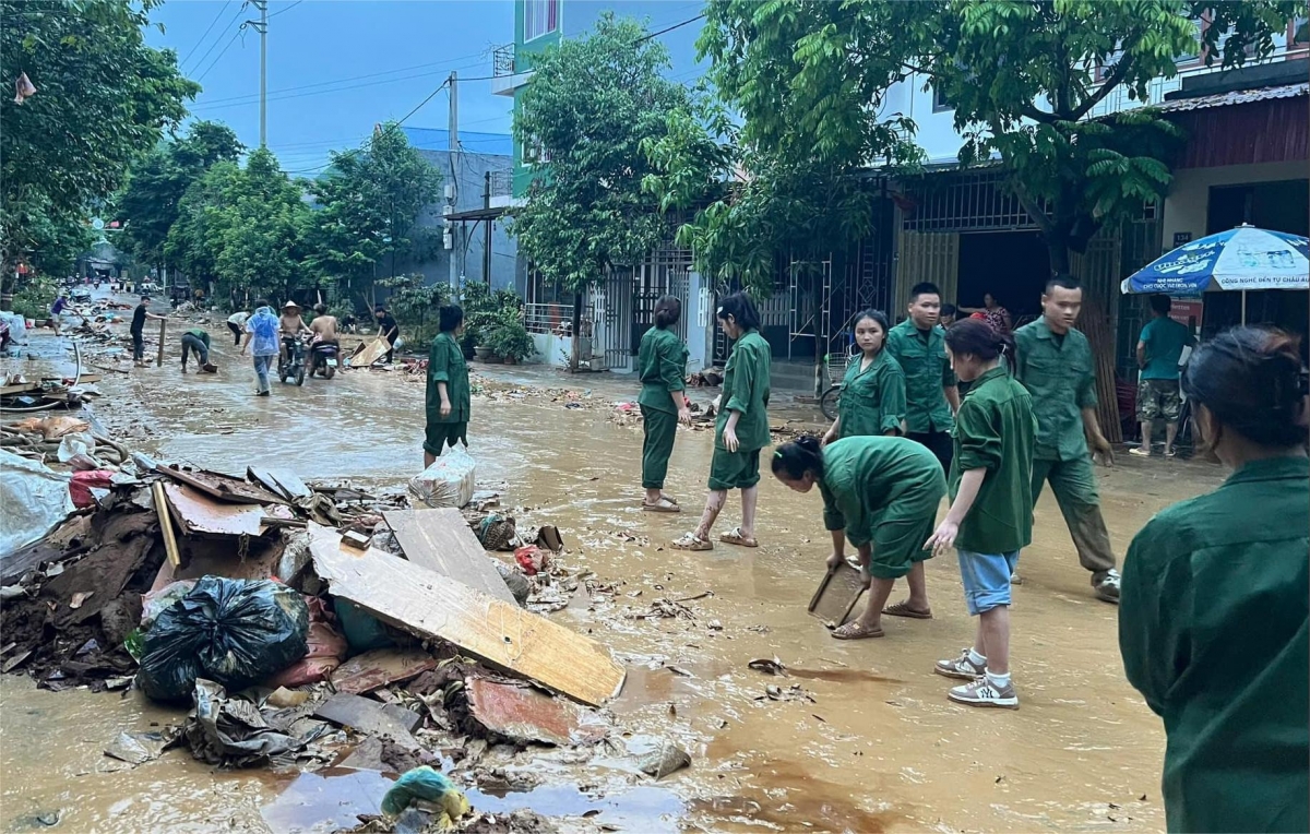 Sinh viên Trường Cao đẳng Lào Cai giúp nhân dân khắc phục hậu quả mưa lũ