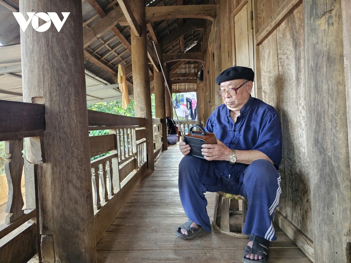 Chiếc đài như người bạn thân thiết không thể thiếu với ông Tòng Văn Hịa