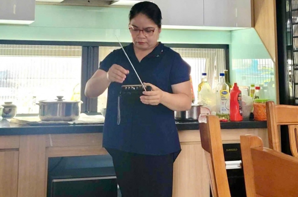 Chiếc radio là người bạn thân thiết khi Nguyễn Thái Hà làm việc nhà