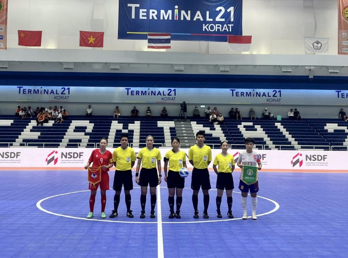 Đội trưởng Thu Hằng mang áo số 9 bên phía ĐT Futsal nữ Việt Nam