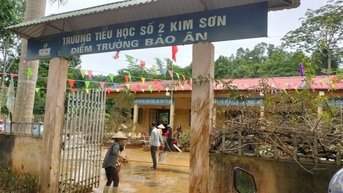 Điểm trường tiểu học số 2 Kim Sơn, huyện Bảo Yên (Lào Cai) gấp rút dọn dẹp để đón học sinh trở lại học tập