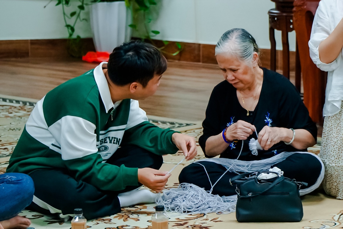 Tận dụng thời gian rảnh để đan, bà Nhị không chỉ tạo ra các sản phẩm hữu ích mà còn giúp cho đôi tay luôn dẻo dai, linh hoạt.