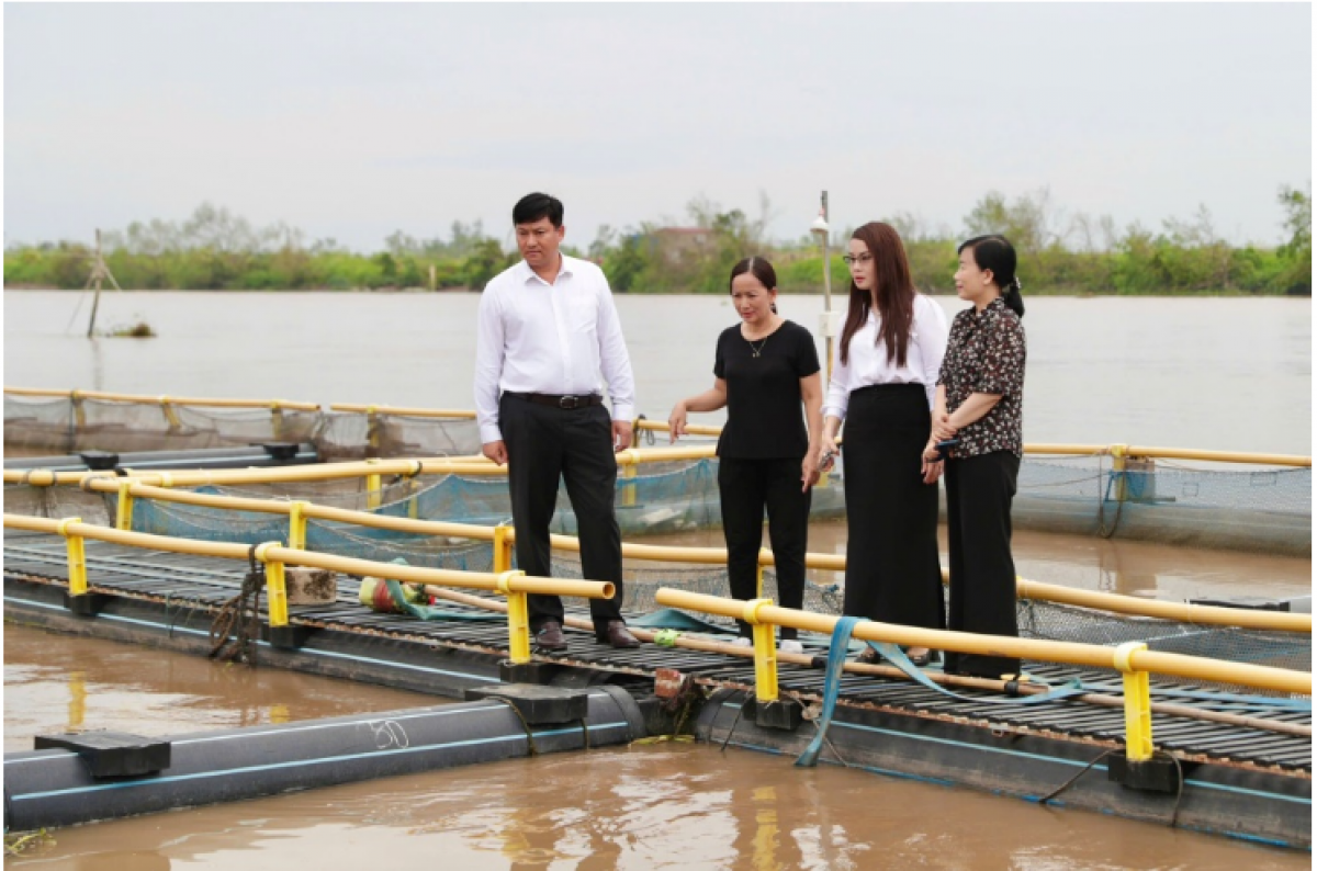 Đoàn công tác thăm hỏi, động viên khách hàng Phạm Văn Nhiêu tại huyện Tiên Lãng, Hải Phòng bị thiệt hại khoảng 200 tấn cá giống, cá thịt và 3 khu lán trại, thiệt hại ước tính 13 tỷ đồng