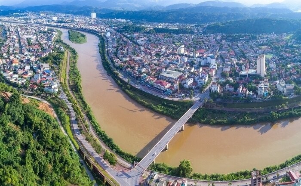 Sông Hồng trong lòng thành phố Lào Cai.