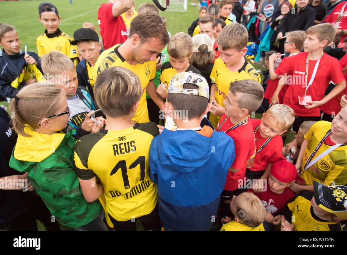 Mario Gotze nói rằng các cầu thủ nên bắt đầu suy nghĩ về một hướng đi mới khi họ vẫn đang chơi bóng.