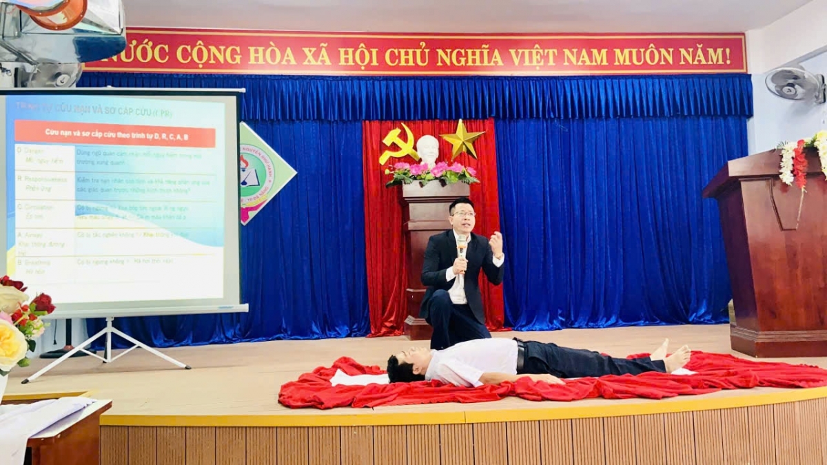 Ông Nguyễn Danh Khoa, Viện trưởng Viện Khoa học An toàn trong một tình huống tập huấn an toàn 