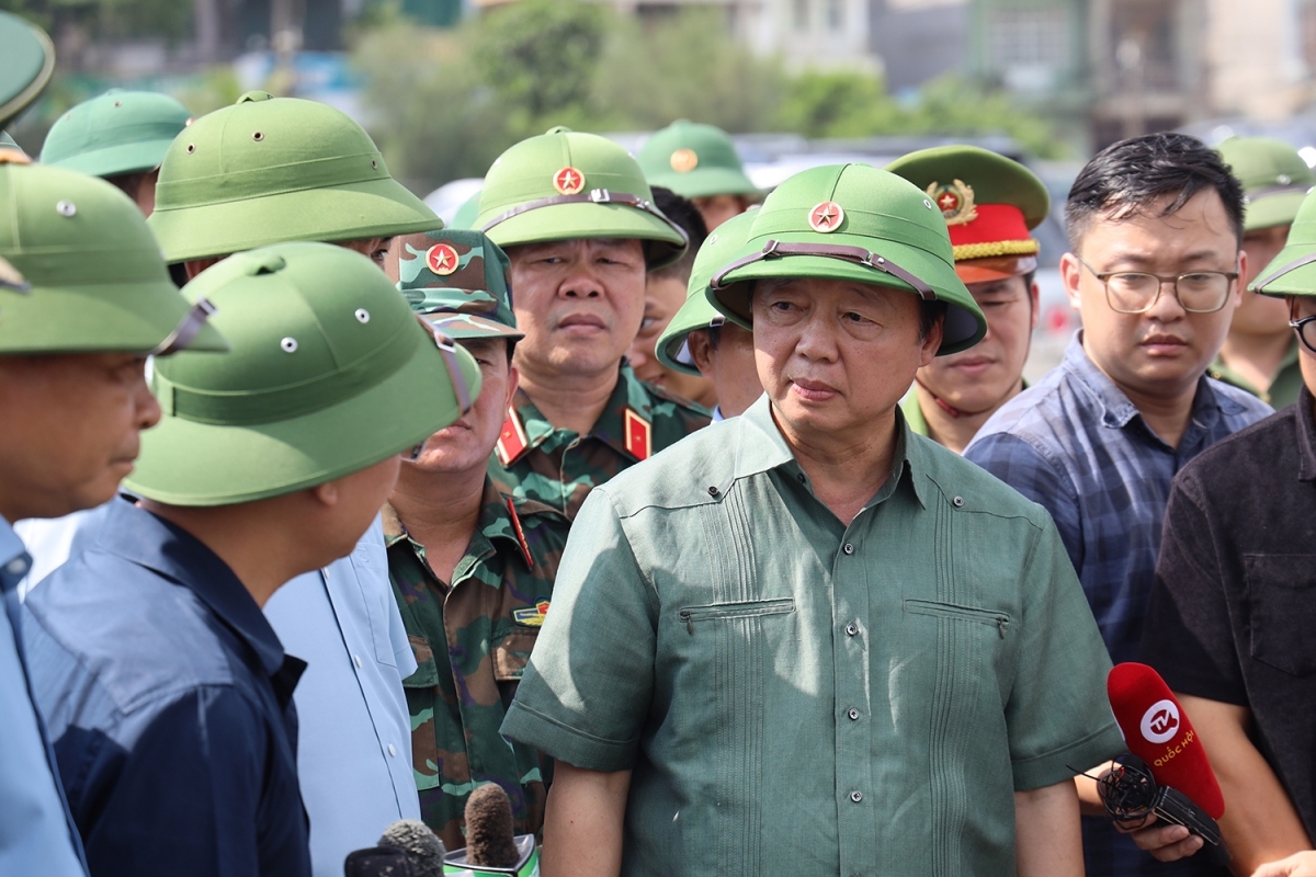 Chủ tịch UBND tỉnh Quảng Ninh Cao Tường Huy báo cáo Phó Thủ tướng Trần Hồng Hà về công tác chuẩn bị ứng phó bão số 3 tại địa phương