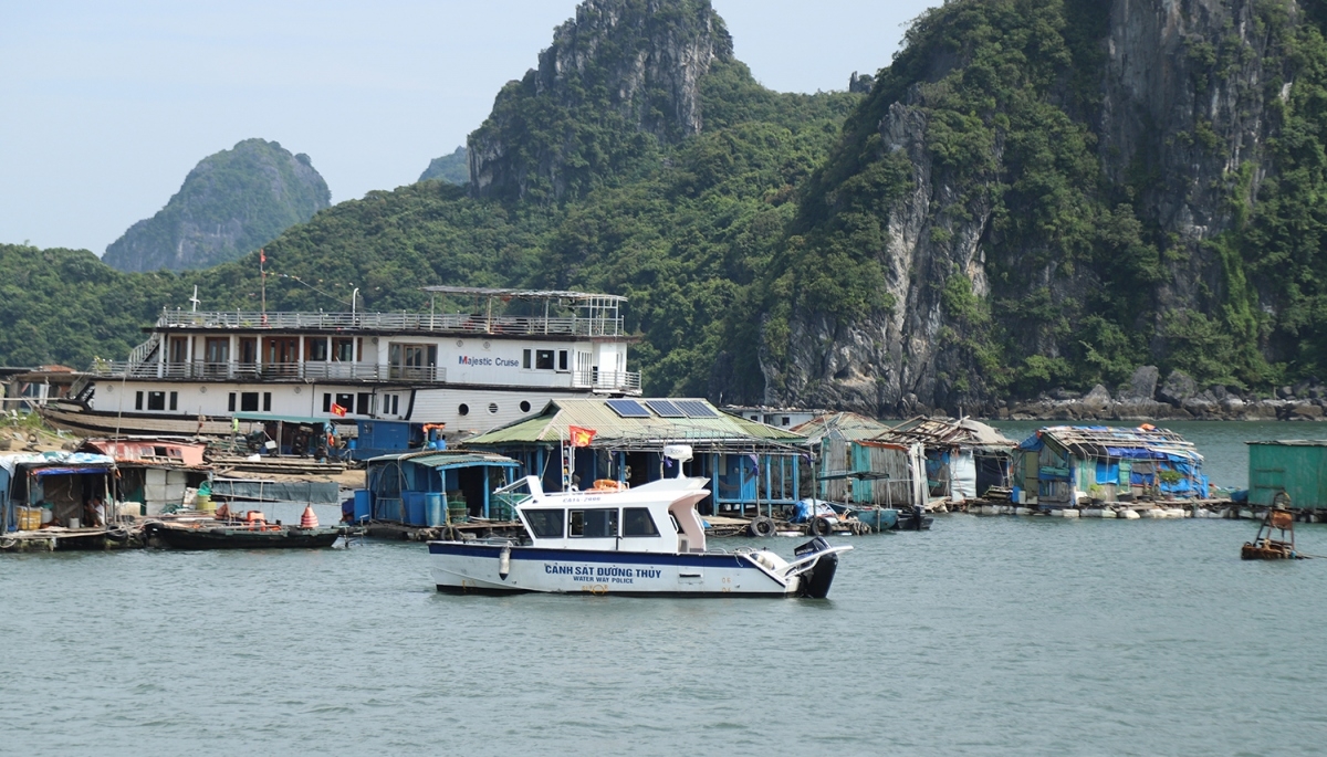 Chiều nay, các lực lượng chức năng tăng cường tuần tra kiểm soát tàu thuyền tại các khu vực tránh trú, đảm bảo các phương tiện neo đậu an toàn trước khi bão đổ bộ