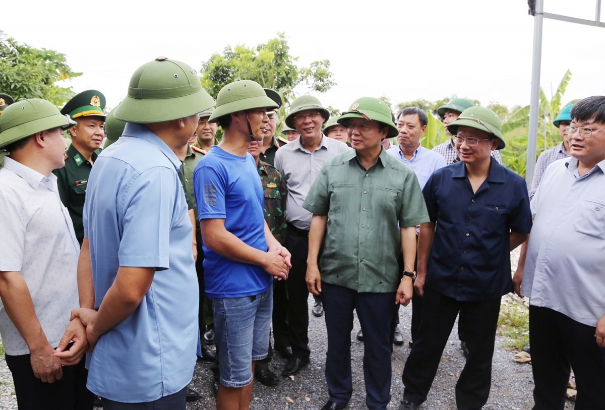 Phó Thủ tướng trao đổi với người dân địa phương, lưu ý cần tránh tâm lý chủ quan trước bão số 3