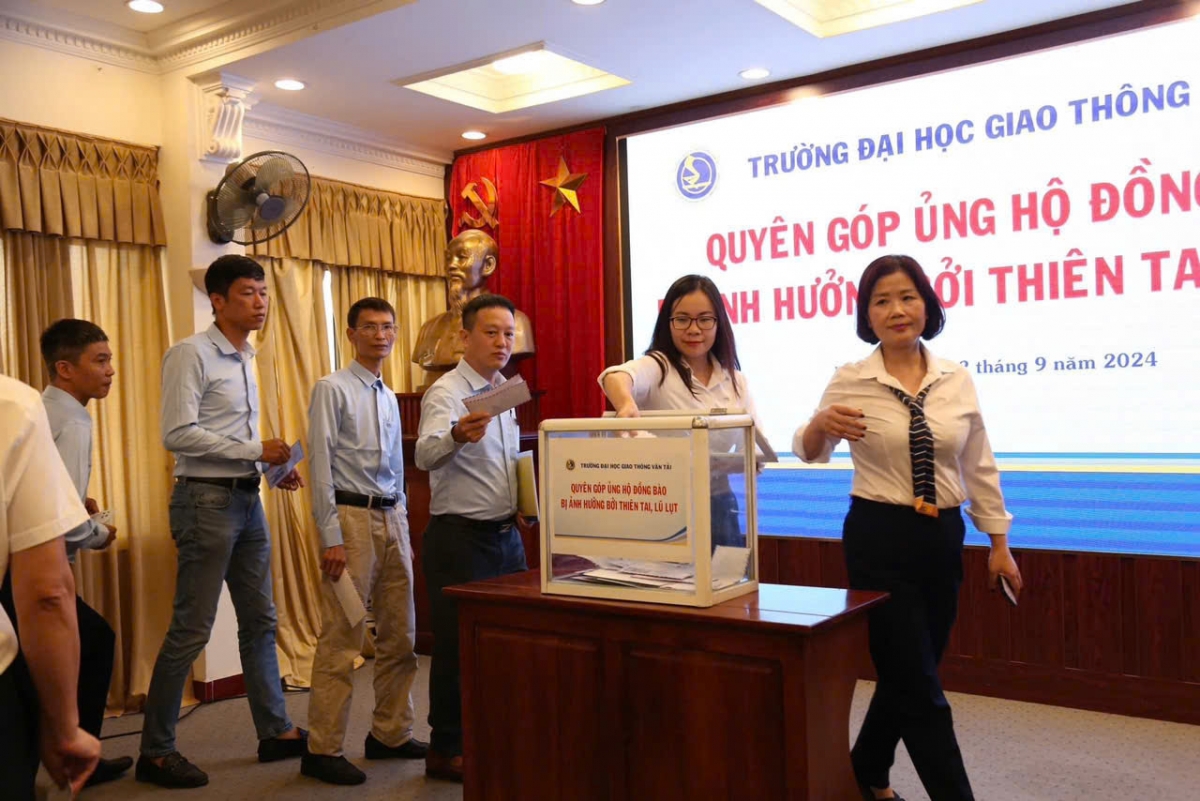 Trường Đại học GTVT ủng hộ đồng bào bị ảnh hưởng bởi thiên tai, lũ lụt