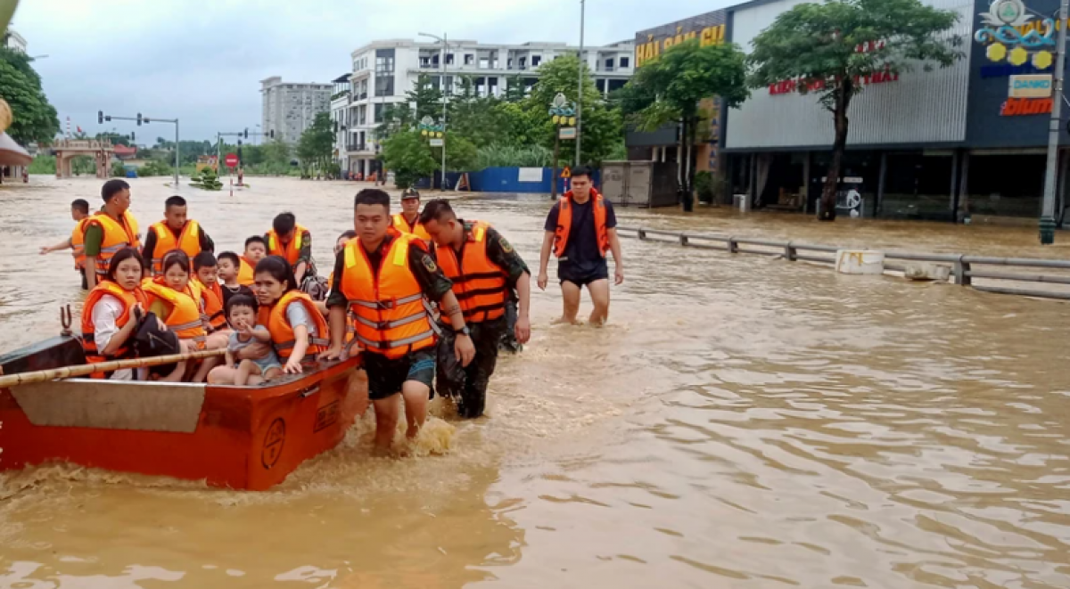 Hỗ trợ người dân trong lũ do ảnh hưởng của bão số 3 ở Thái Nguyên