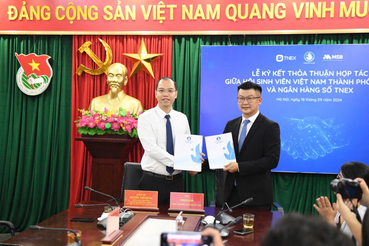 Đại diện Hội Sinh viên thành phố Hà Nội và ngân hàng TMCP Hàng Hải Việt Nam (MSB) ký thỏa thuận hợp tác