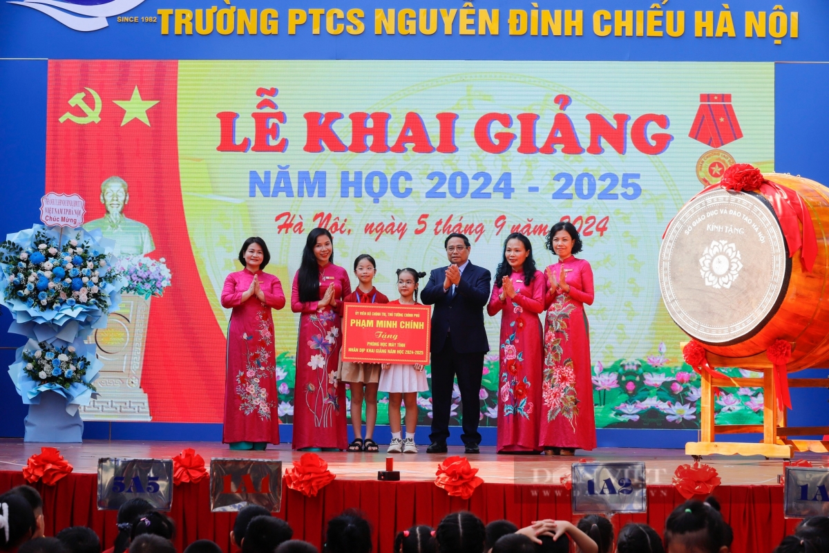 Thủ tướng Phạm Minh Chính tặng quà cho các em học sinh khiếm thính nhân dịp khai giảng năm học 2024-2025