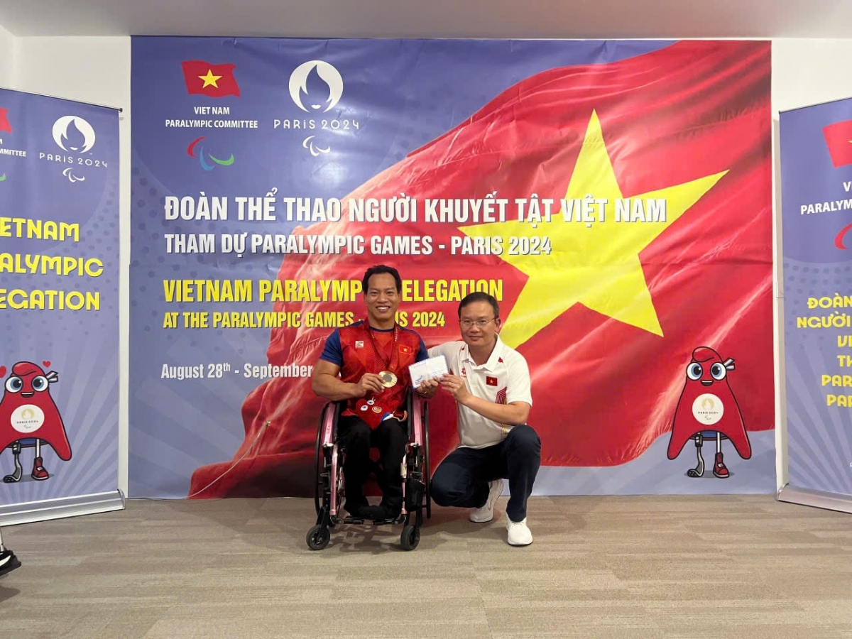 Trưởng đoàn Nguyễn Hồng Minh trao thưởng nóng cho VĐV Lê Văn Công