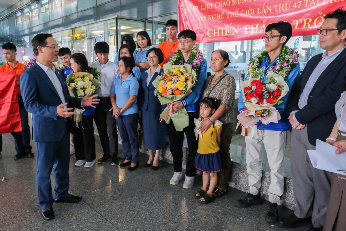 TS.Trương Anh Dũng, Tổng cục trưởng Tổng cục Giáo dục nghề nghiệp (Bộ LĐ-TB&amp;XH) chúc mừng thành tích của đoàn Việt Nam tại kỳ thi Kỹ năng nghề thế giới lần thứ 47 