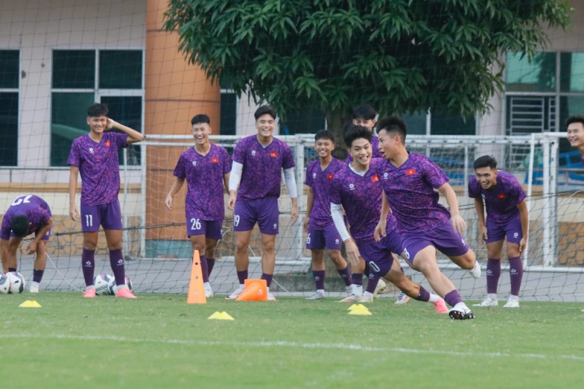 U17 Việt Nam tập luyện chuẩn bị cho vòng loại U17 châu Á 2025