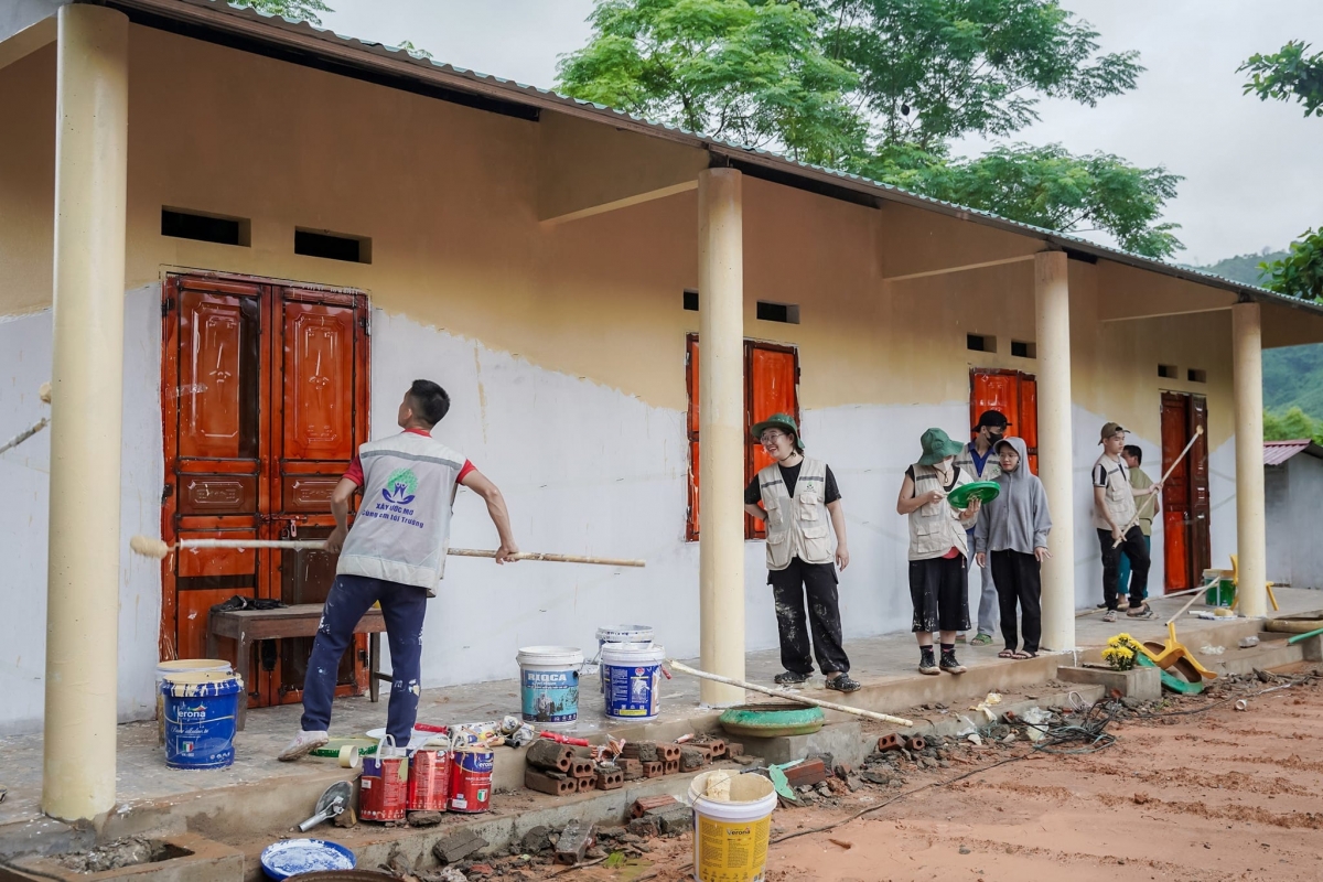 Dù là Giám dốc công ty nhưng anh Thắng không nề hà bất cứ công việc gì miễn sao giúp các em có môi trường học tập tốt nhất.