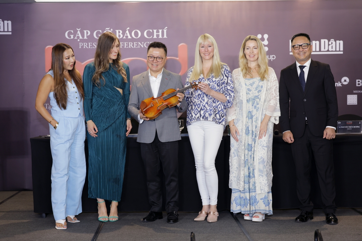 Tứ tấu Bond gửi tặng Ban tổ chức một chiếc đàn violin có chữ ký của 4 thành viên