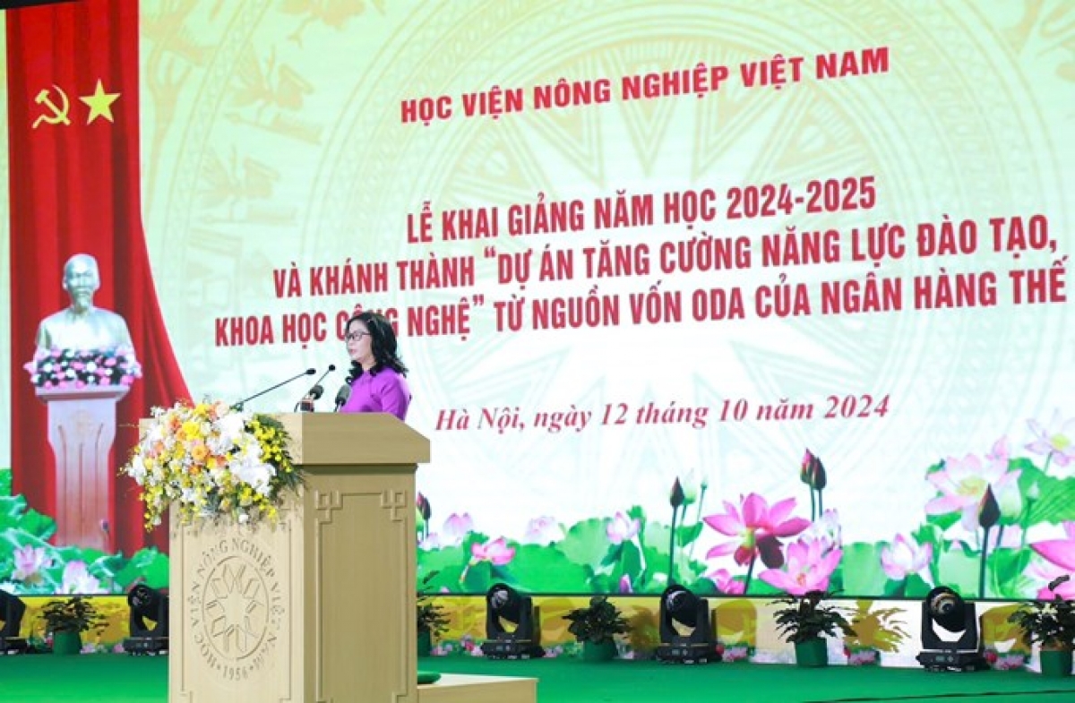 GS.TS.NGƯT. Nguyễn Thị Lan – Bí thư Đảng uỷ, Giám đốc Học viện trình bày diễn văn khai giảng năm học mới 2024-2025