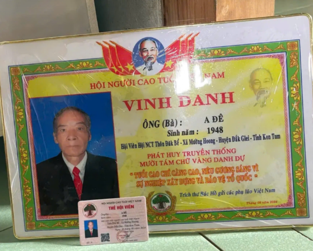 Mỗi bảng vinh danh này, người cao tuổi phải đóng cho công ty 600 ngàn đồng