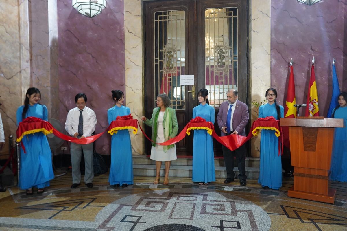 Đại sứ  Tây Ban Nha và Hiệu trưởng Trường ĐHKHTN ĐHQGHN khai mạc Triển lãm Rừng và biến đổi khí hậu 