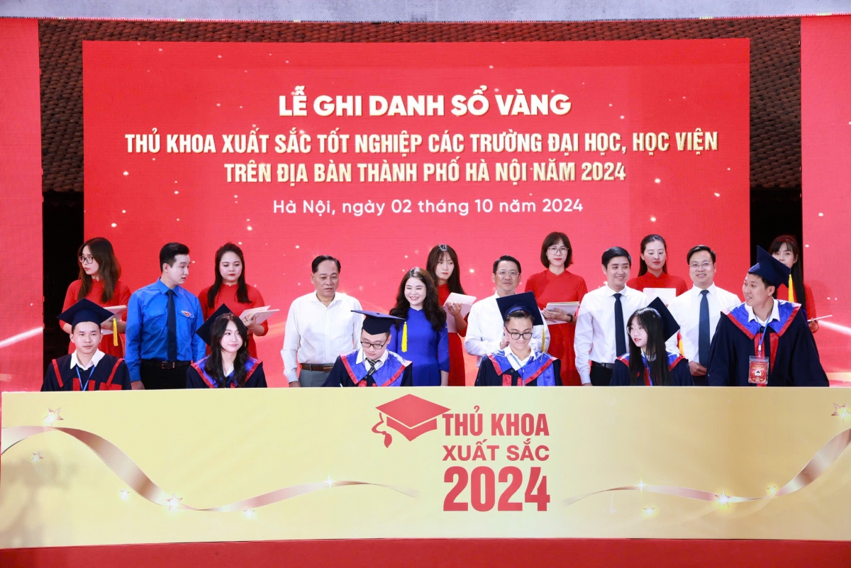 Các thủ khoa ghi danh vào Sổ vàng Thủ khoa xuất sắc năm 2024