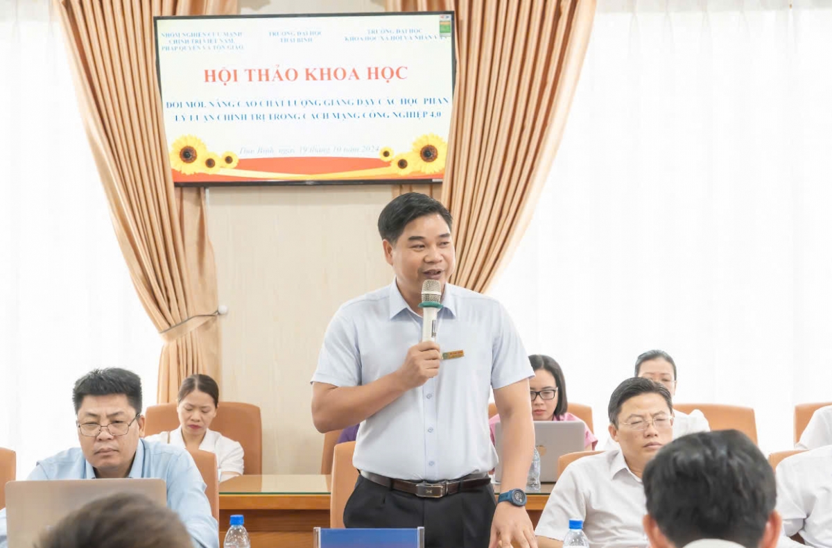 TS Hà Văn Đổng, Phó hiệu trưởng trường Đại học Thái Bình phát biểu ý kiến từ góc độ đào tạo lí luận Chính trị ở trường đại học Thái Bình.