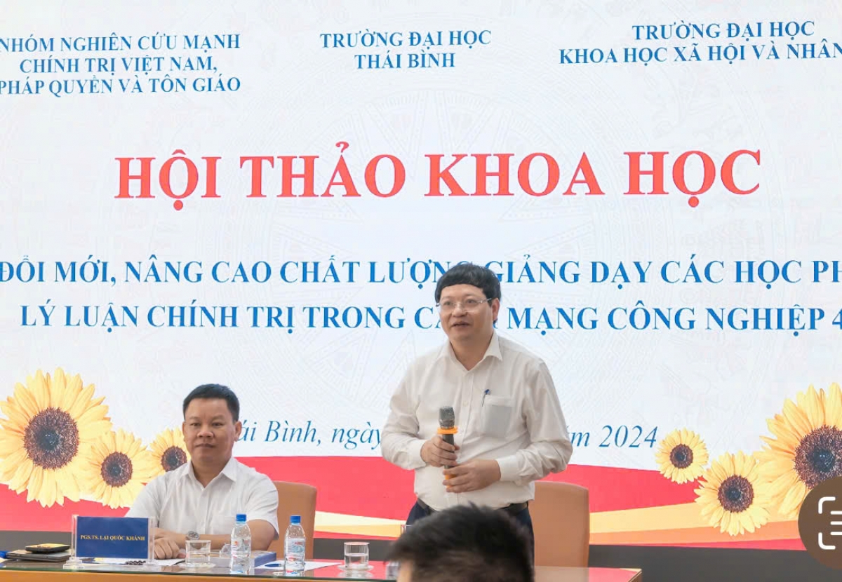 PGS.TS Phạm Quốc Thành (Bên phải ảnh), Hiệu trưởng Trường ĐH Thái Bình và PGS.TS Lại Quốc Khánh (Bên trái ảnh), Phó Hiệu trưởng Trường ĐH Khoa học Xã hội và Nhân văn, đại học Quốc gia Hà Nội chủ trì hội thảo.