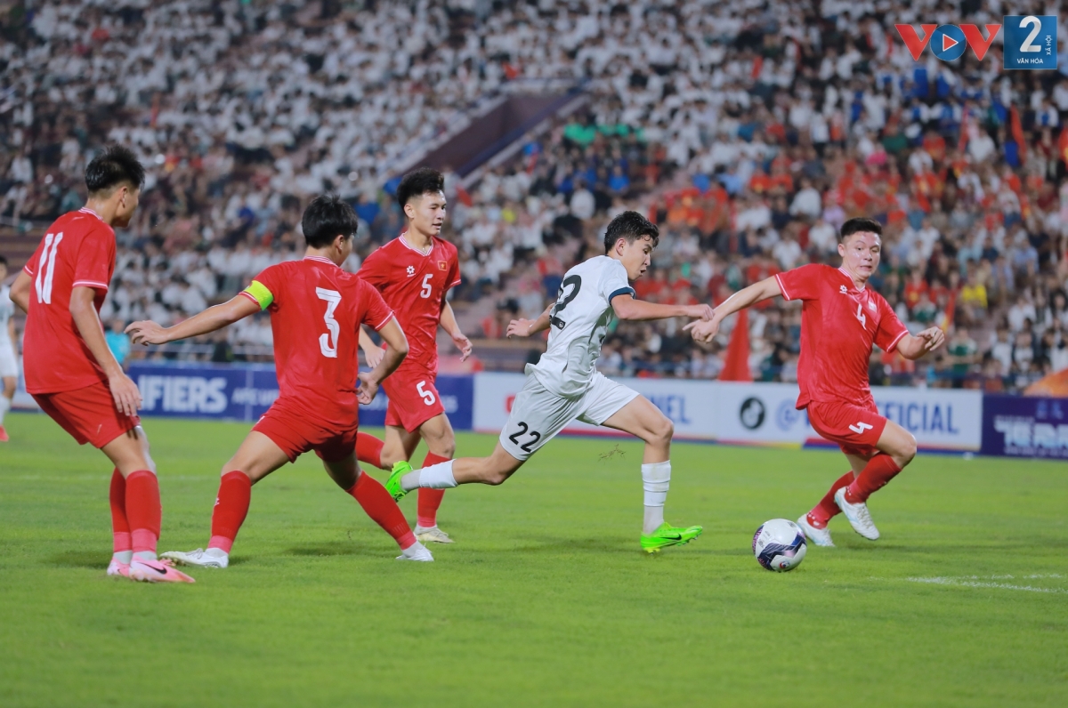 U17 Việt Nam vất vả chống đỡ những đường phản công của U17 Kyrgyzstan