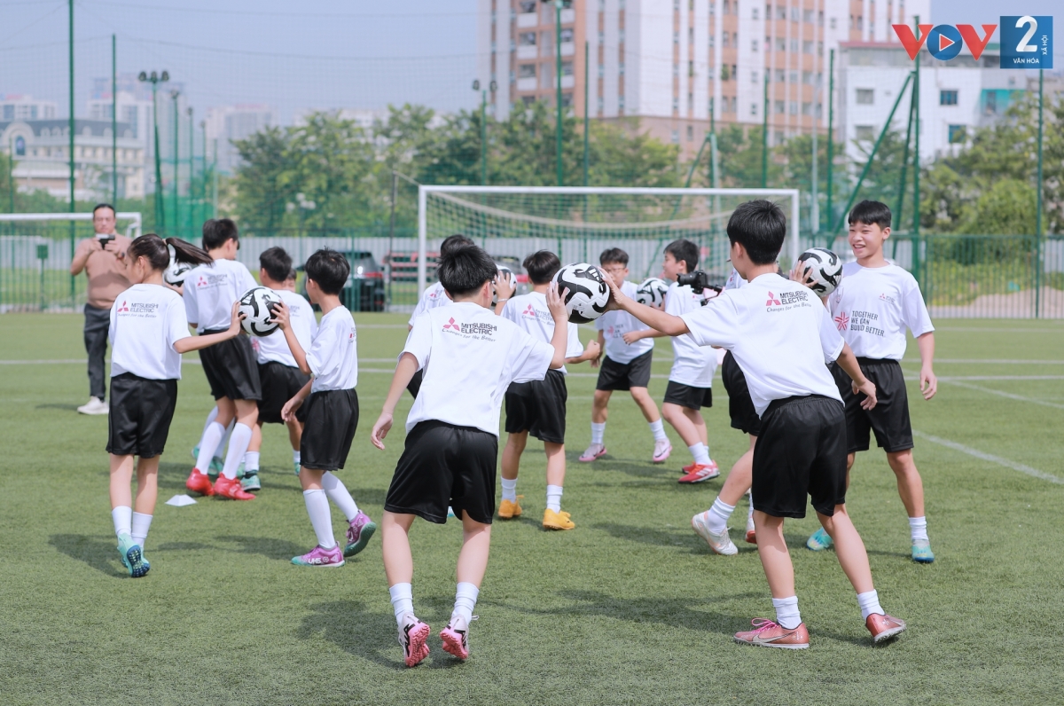 Chương trình huấn luyện bóng đá (Football Clinic) dành cho các cầu thủ trẻ