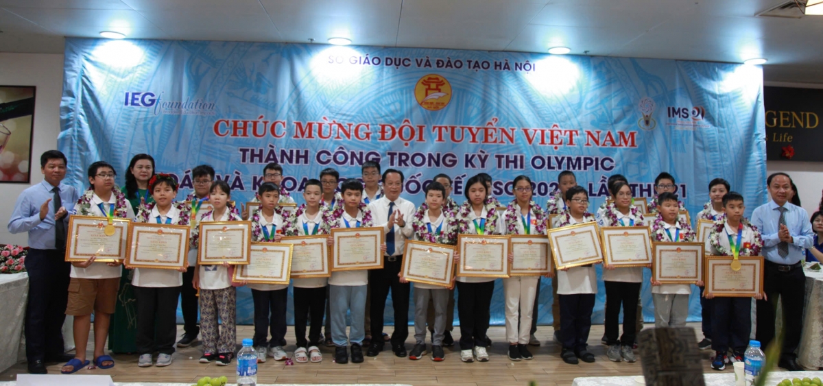 Lãnh đạo Sở GD-ĐT Hà Nội tặng giấy khen cho 24 học sinh tham dự Kỳ thi Olympic Toán và Khoa học Quốc tế - IMSO 2024